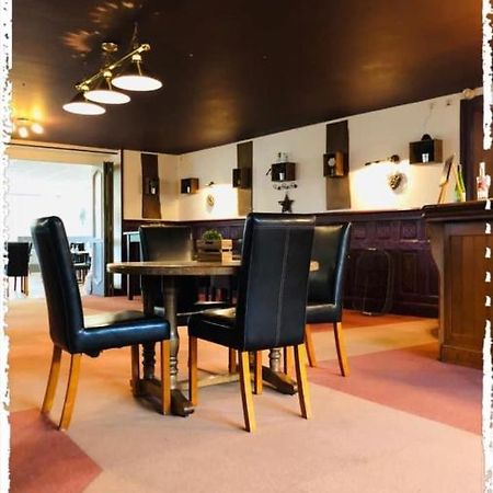 Hotel Le Bretagne Et Restaurant Le Papillon Gorron Eksteriør bilde